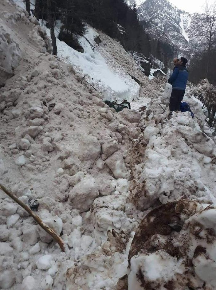 Elektrik arızası için gittikleri köyde üzerlerine çığ düştü