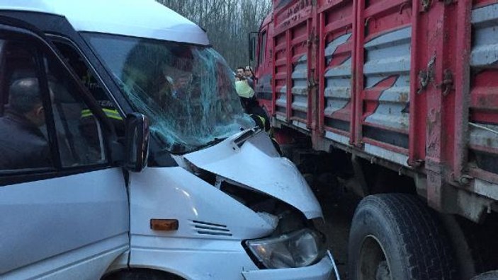 İşçi servisi kamyona çarptı: 5 yaralı