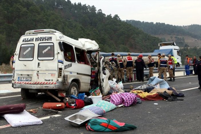Kahramanmaraş'ta minibüs, kamyona çarptı: 9 ölü