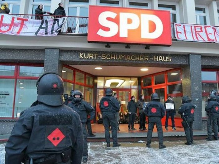 PKK yandaşları Hamburg'da SPD binasını bastı