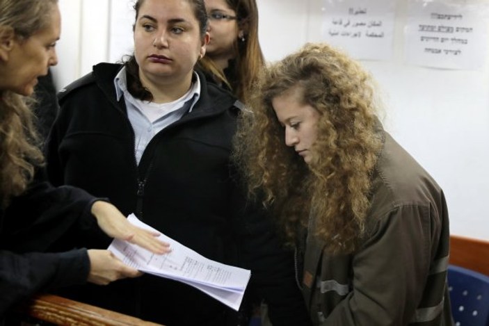 Filistinli cesur kız Ahed'in duruşması ertelendi