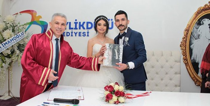 CHP'li belediyenin yeni evlenenlere hediyesi: Nutuk