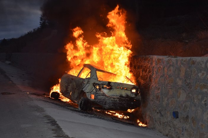 Tokat'ta duvara çarpan araç alev alev yandı