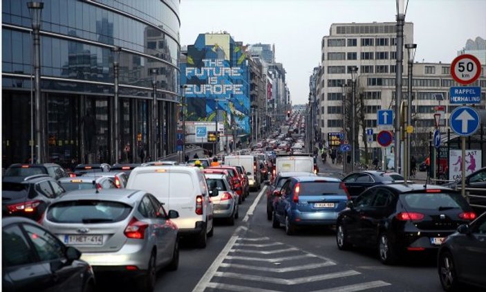 Brüksel'de ulaşım protestosu trafiği felç etti
