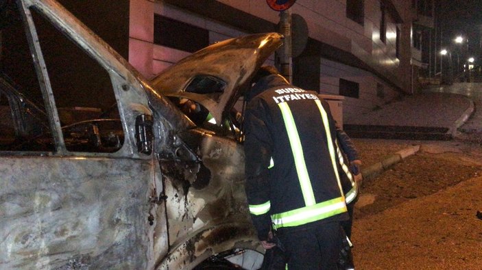 Bursa'da turist taşıyan minibüs alev alev yandı