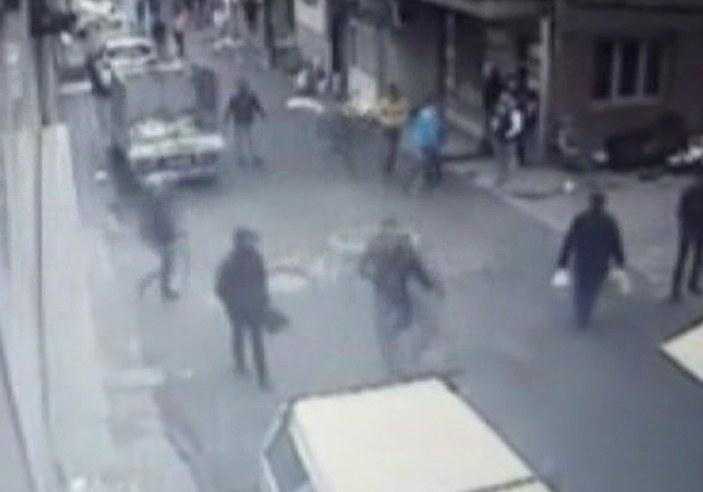 Kağıthane'de sokak ortasında güpegündüz silahlı çatışma