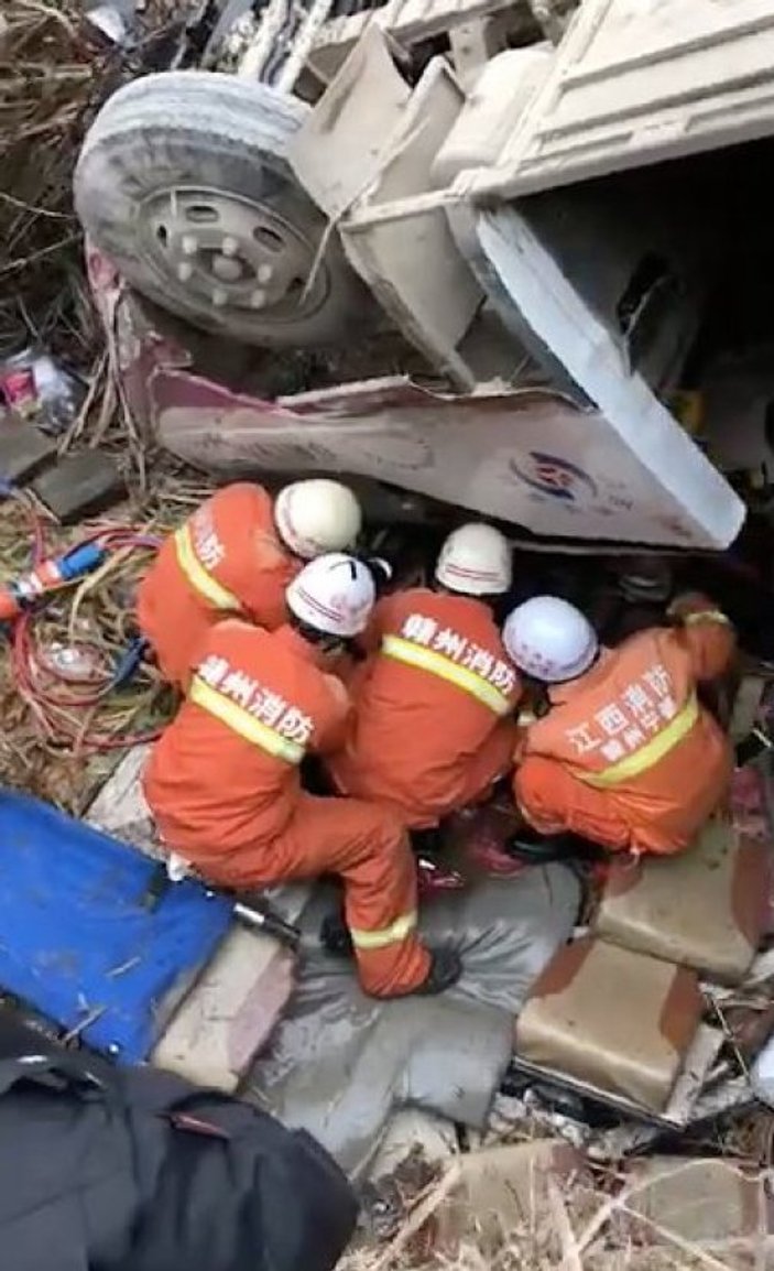 Çin'de yolcu otobüsü uçuruma yuvarlandı: 10 ölü