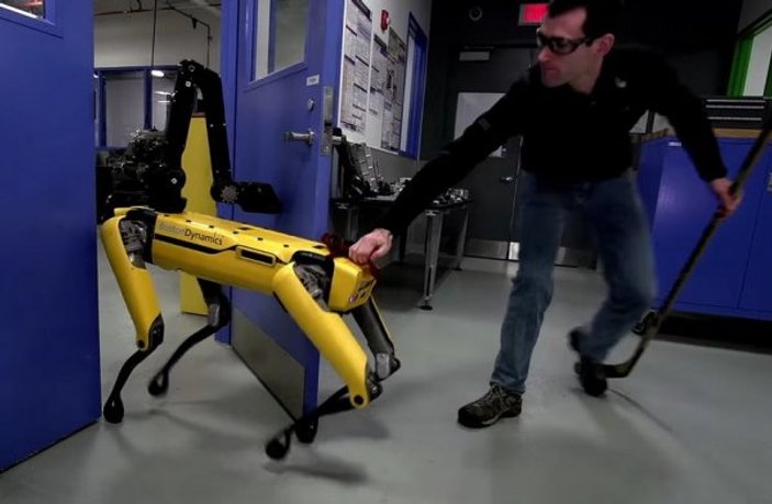 Boston Dynamics'in robotu engellere rağmen kapıdan çıktı