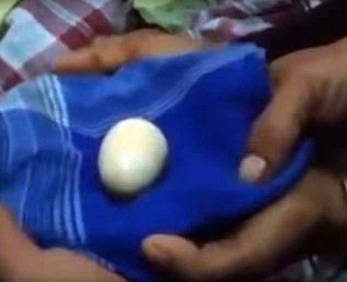 Endonezyalı çocuk yumurtluyor