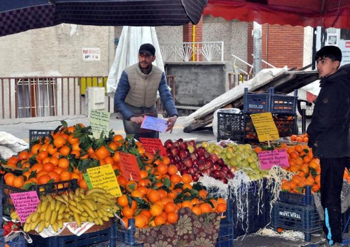 Şair ruhlu pazarcıdan şiir gibi pazar tezgahı