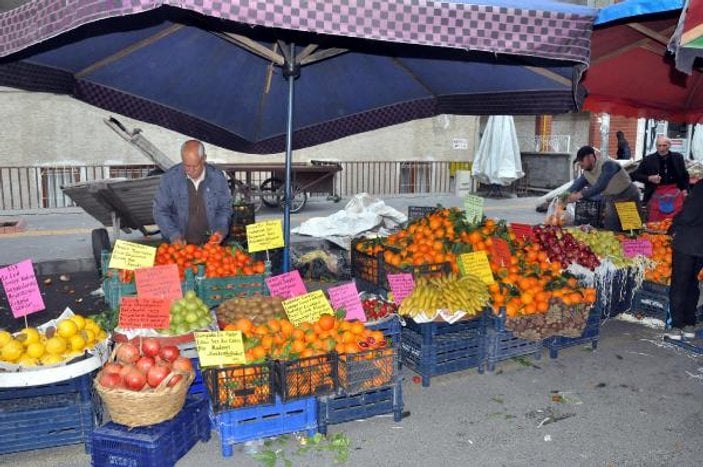 Şair ruhlu pazarcıdan şiir gibi pazar tezgahı