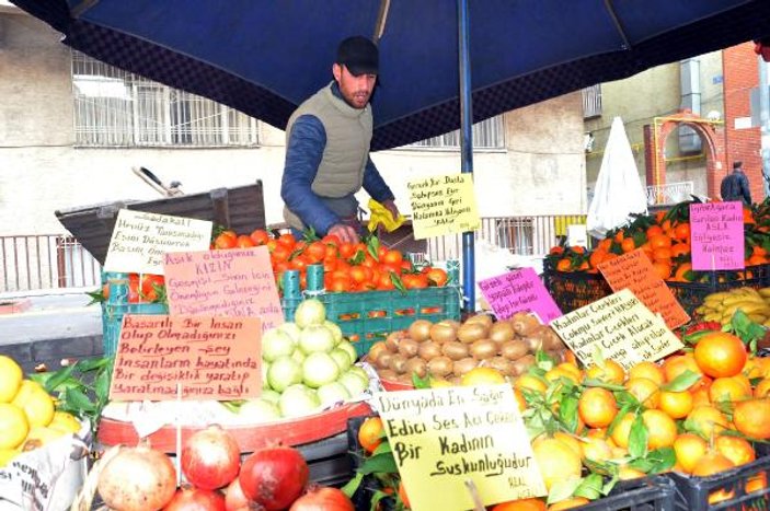 Şair ruhlu pazarcıdan şiir gibi pazar tezgahı