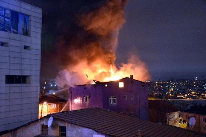 Kağıthane'de 5 katlı bir binanın en üst katı yandı