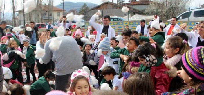 Pamuklarla kar topu oynadılar