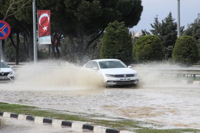 Manisa-İzmir yolunu su bastı