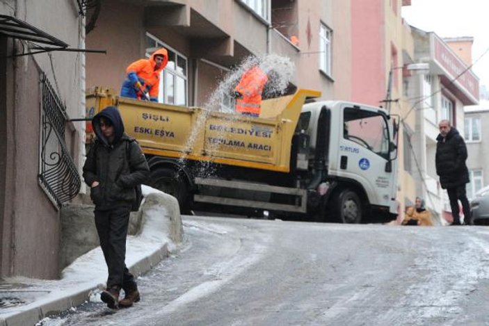 İstanbulluların buzlu yollarda zor anları