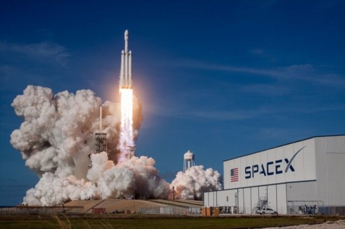 NASA, Elon Musk'ın uzaya Tesla göndermesine tepkili