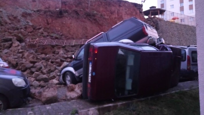 Trabzon’da araçlar, çöken istinat duvarının altında kaldı