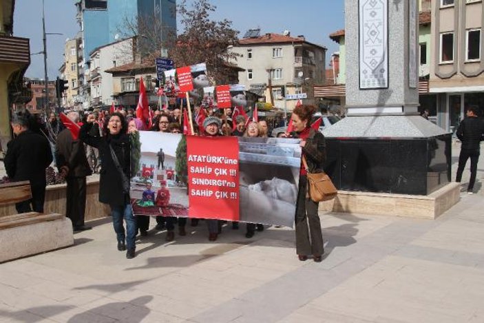 Sındırgı'da CHP'liler Atatürk heykeli için yürüdü