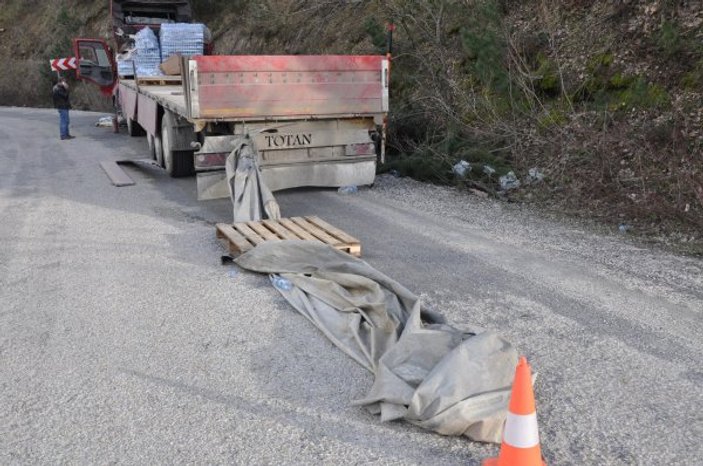 Tırdan uçan branda kazaya neden oldu: 4 yaralı