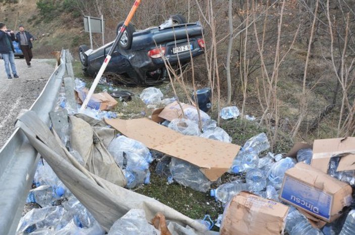 Tırdan uçan branda kazaya neden oldu: 4 yaralı