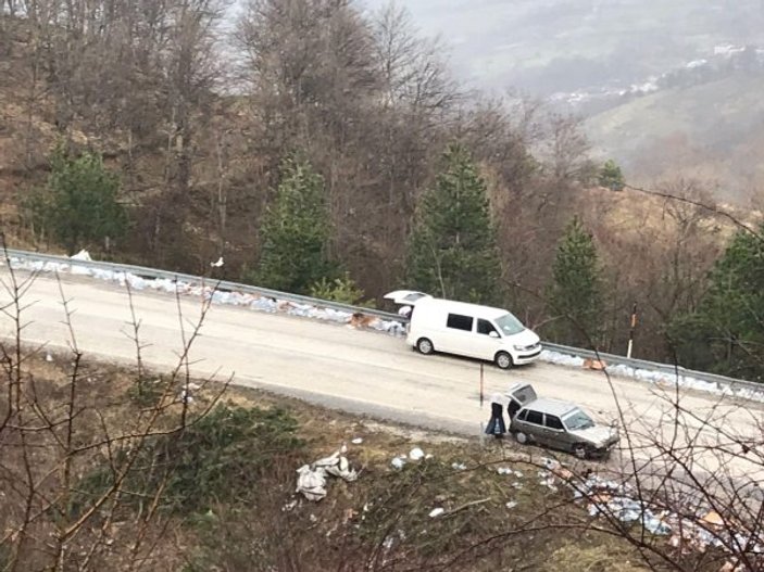 Tırdan uçan branda kazaya neden oldu: 4 yaralı