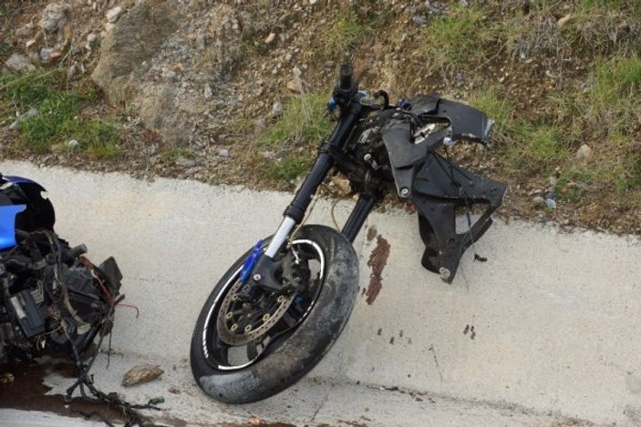 Parçalanan motosikletin sürücüsü yara almadan kurtuldu