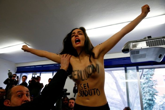 İtalya seçimlerinde FEMEN protestosu