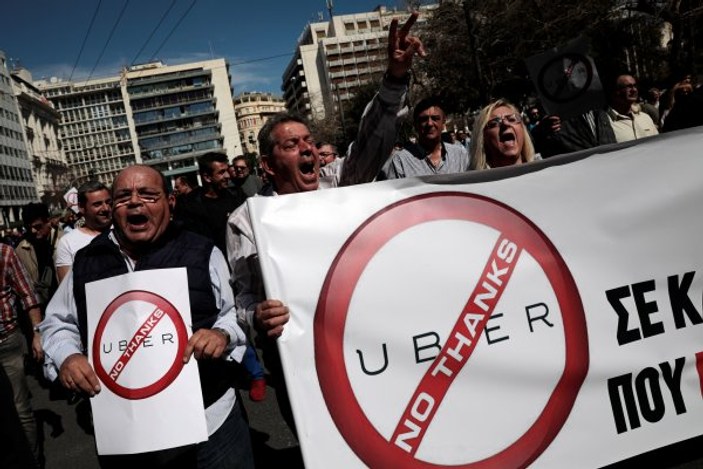 Yunan taksiciler UBER'e tekme tokat saldırdı