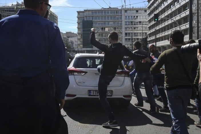 Yunan taksiciler UBER'e tekme tokat saldırdı