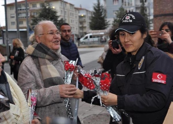Kadınlar günü eyleminde polisler karanfil dağıttı