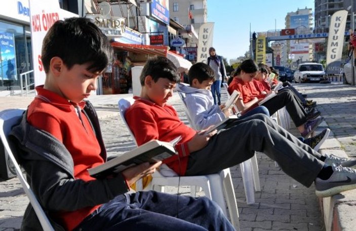 Sokak ortasında kitap okudular