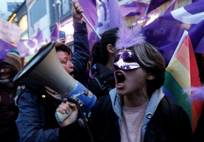 Kadınlar Günü yürüyüşüne açılan pankartlar damga vurdu
