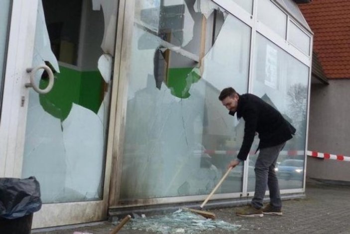 Teröristler Almanya'da camiye molotof attı