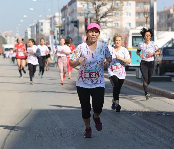 İzmirli kadınlar şiddeti koşarak protesto etti