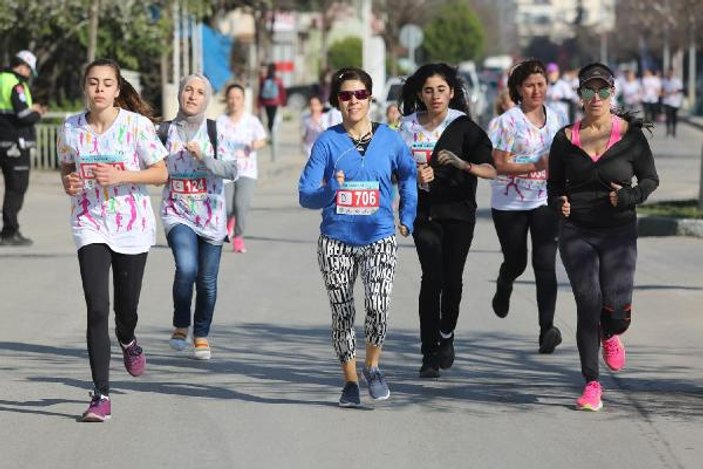 İzmirli kadınlar şiddeti koşarak protesto etti