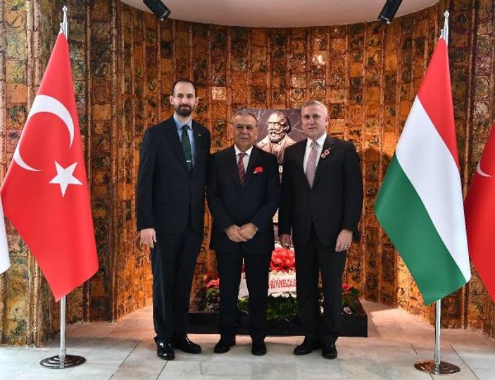 İzmir'de Macar liderin büstü açıldı