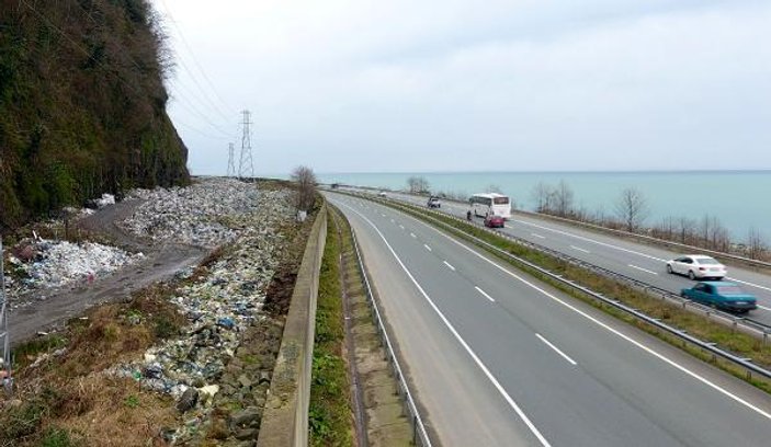 Karadeniz sahil yolu, çöp deposu oldu