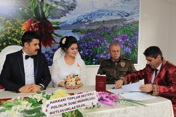 Fotoğraf çekmek için geldiği Hakkari'de polisle evlendi
