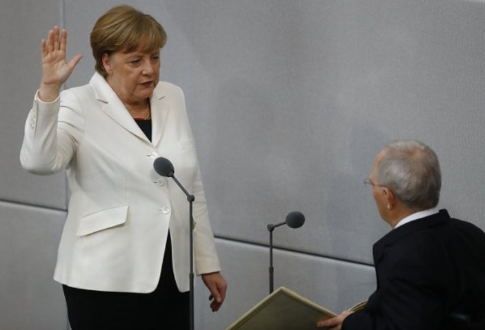 Merkel yemin etti