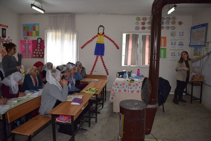 Bitlisli kadınlar okuma yazma öğreniyor