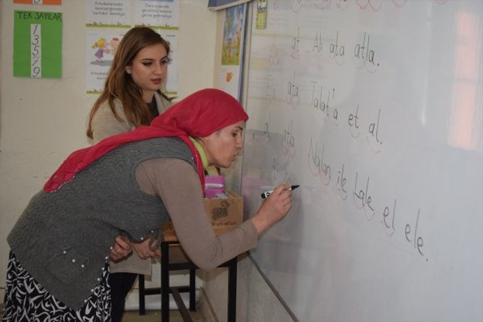 Bitlisli kadınlar okuma yazma öğreniyor