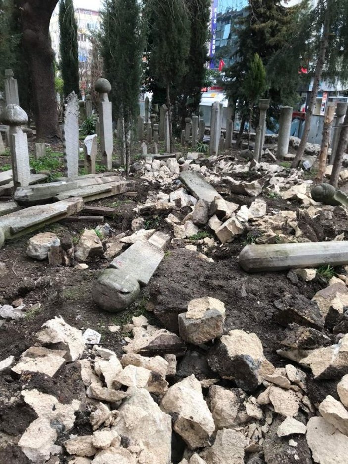 Üsküdar'daki türbedeki mezarlar hilti ile parçalandı
