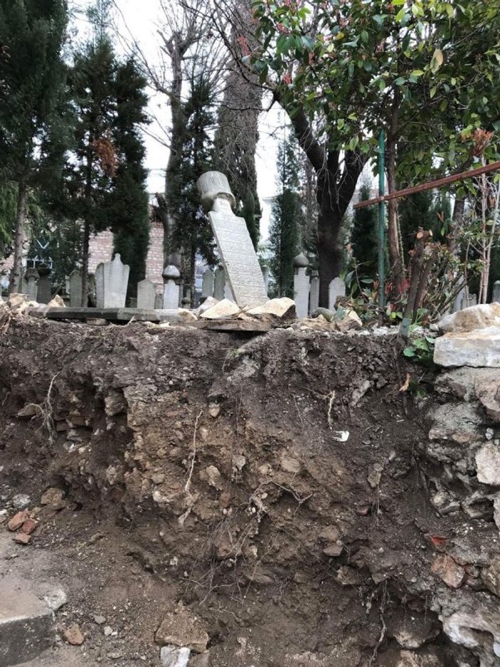 Üsküdar'daki türbedeki mezarlar hilti ile parçalandı