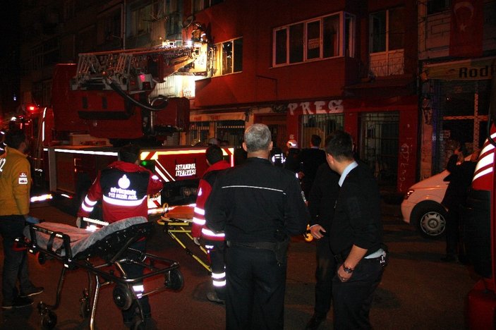 Fatih’te yangında mahsur kalanlar pencereden atladı