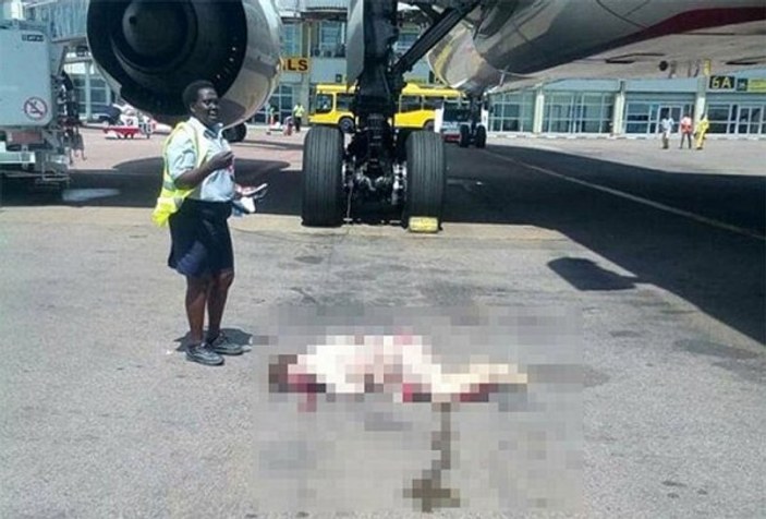Uganda Havalimanı'nda kabin memuru uçaktan düştü