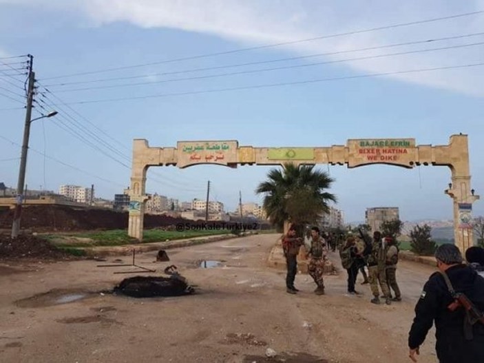 Afrin'in merkezinin giriş kapısı yıkıldı