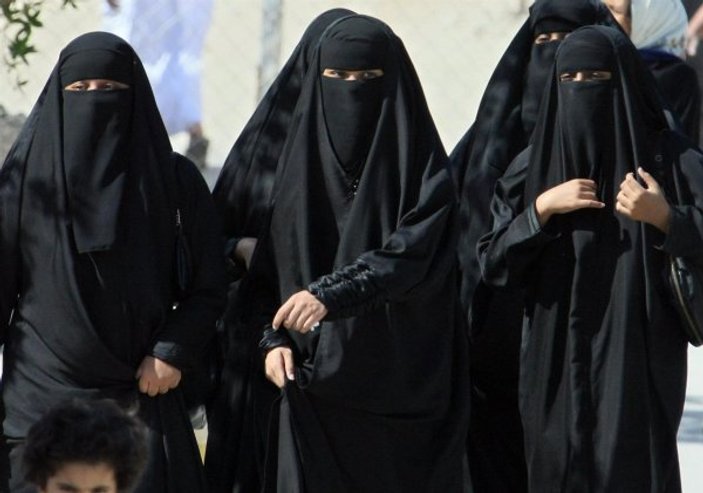 Suudi Arabistan'da çarşaf zorunluluğu tarih oluyor