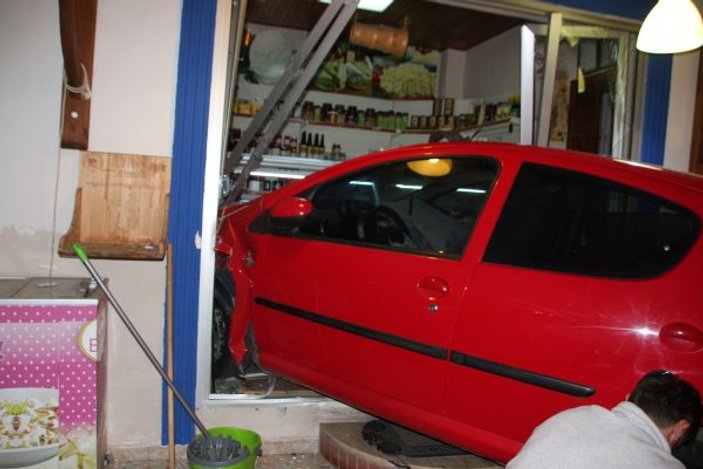 Bodrum'da kadın sürücü aracıyla dükkana girdi