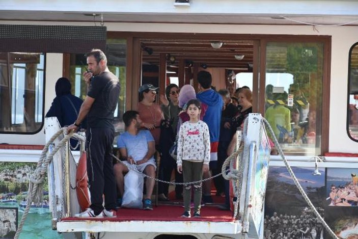 İranlılar teknede İzmir Marşı'yla eğlendi